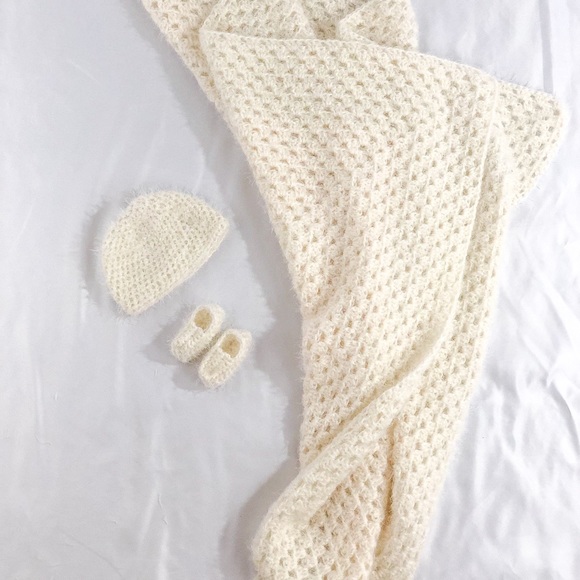 Creme Crochet Baby Set - Picture 4 of 5